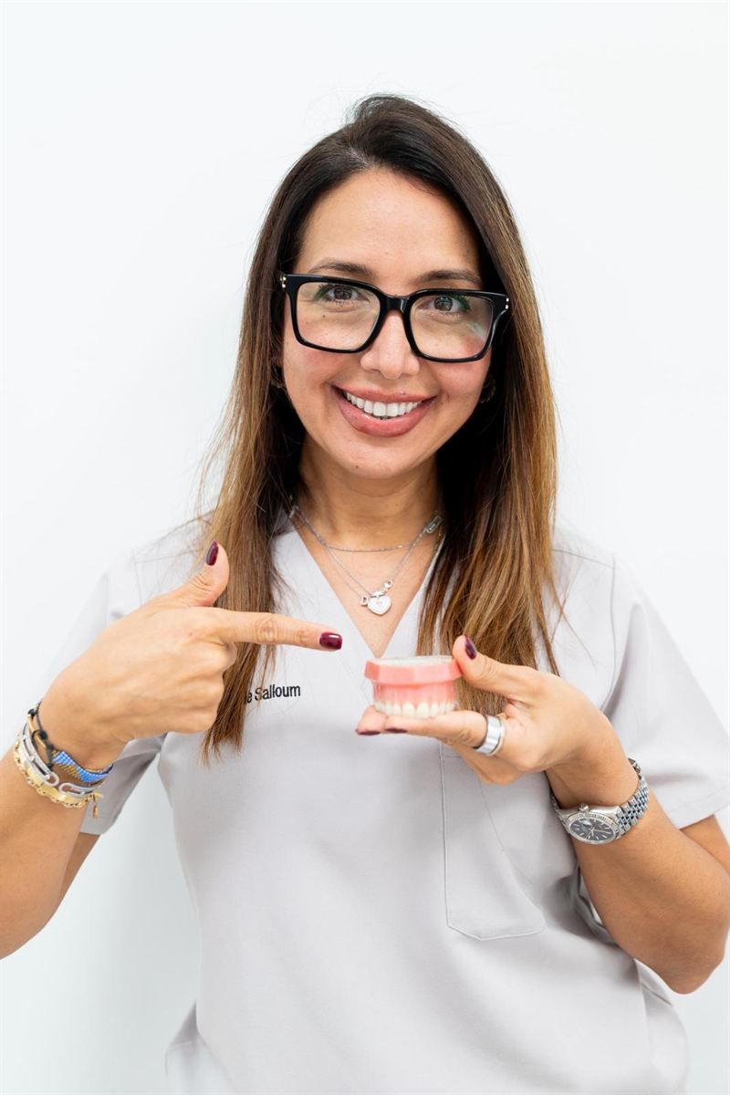 Dra. Josie Salloum mostrando un modelo dental